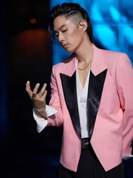 [Custom drabužiai] Wu Jianhao star su paties spektaklio kirpėjas vaikščioti meno bandymo rožinės spalvos trumpas kostiumėlis